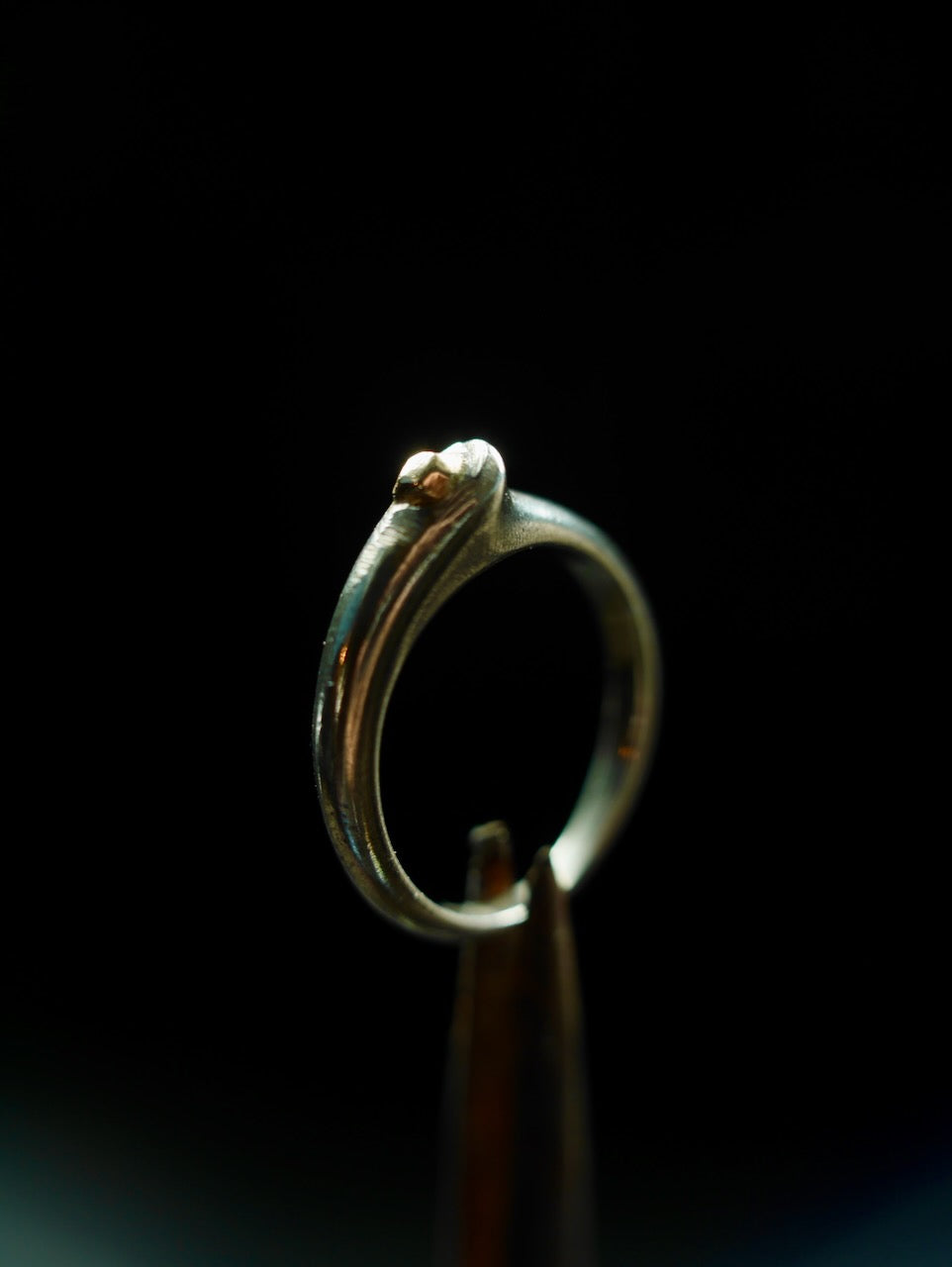 Wave Ring with Golden stone
